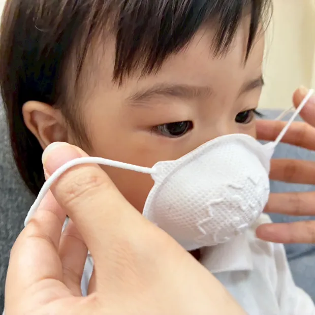 小さい子どもがマスクをしているイメージ
